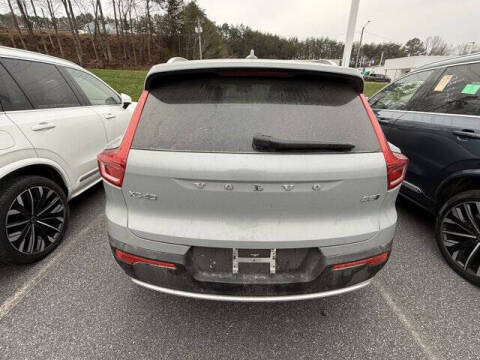 2025 Volvo XC40 B5 Core Bright Theme