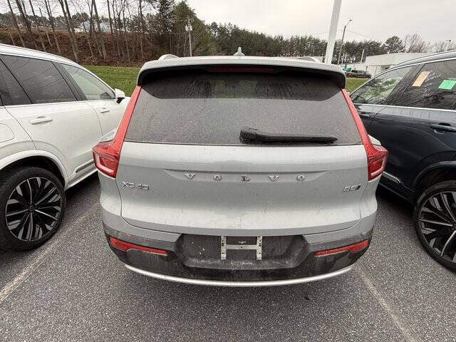 2025 Volvo XC40 B5 Core Bright Theme