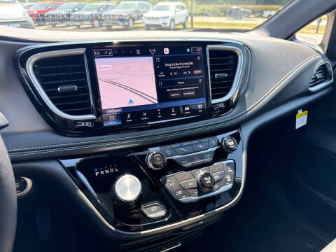 2027 Chrysler Pacifica Select