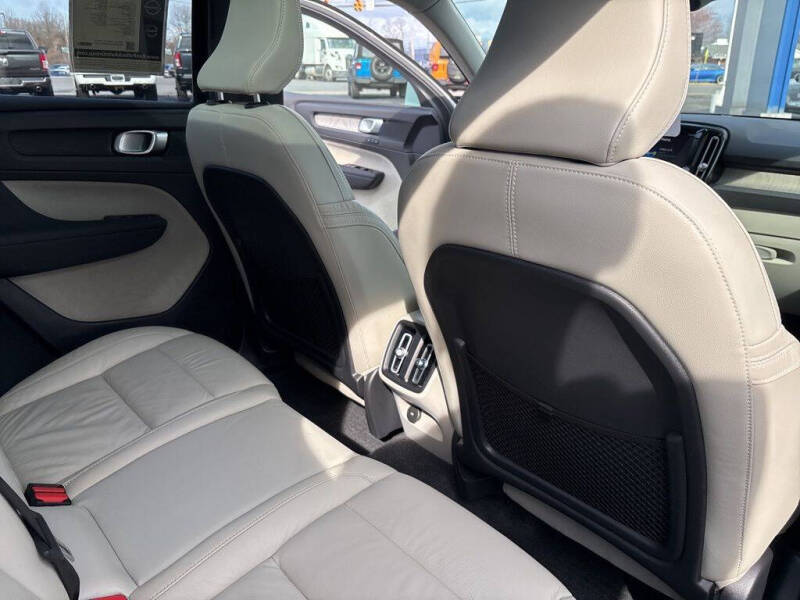 2023 Volvo XC40 B5 Plus Bright Theme