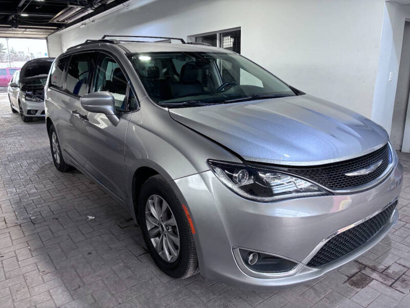 2017 Chrysler Pacifica Touring-L