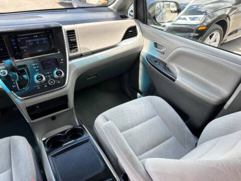2017 Toyota Sienna LE 8-Passenger