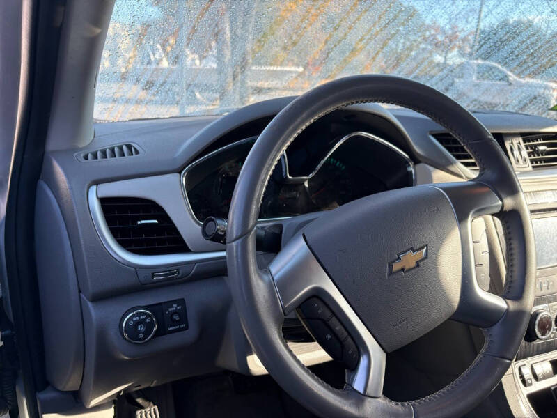 2017 Chevrolet Traverse 1LT photo 2