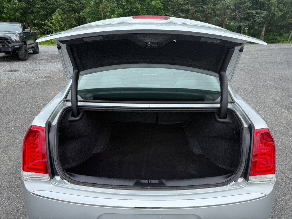 2019 Chrysler 300 14
