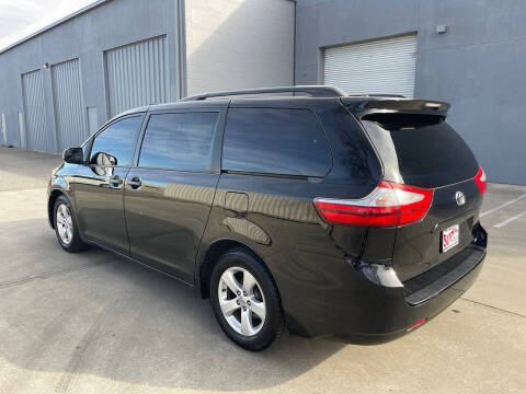 2016 Toyota Sienna LE 7-Passenger Auto Access Seat