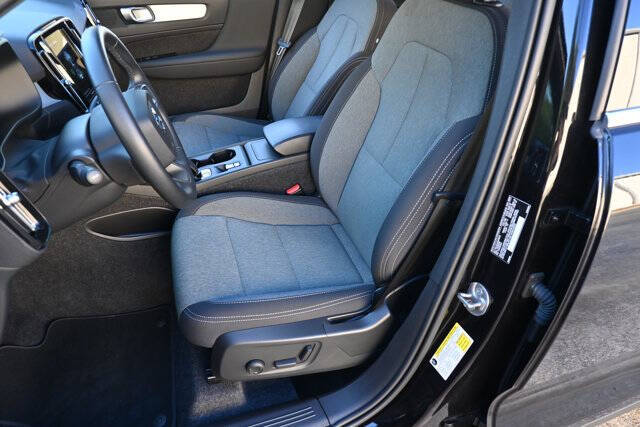 2025 Volvo XC40 B5 Core Bright Theme