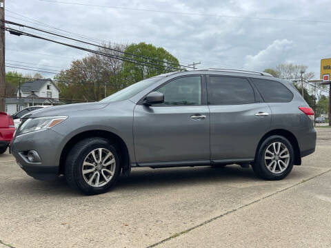 2015 Nissan Pathfinder for sale at Familia Auto Group LLC in Massillon OH
