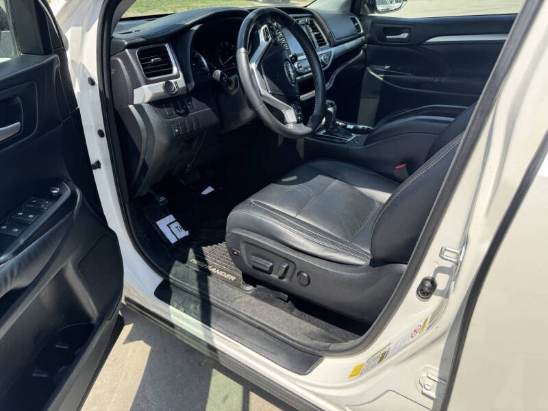 Image 8 of 2014 Toyota Highlander XLE