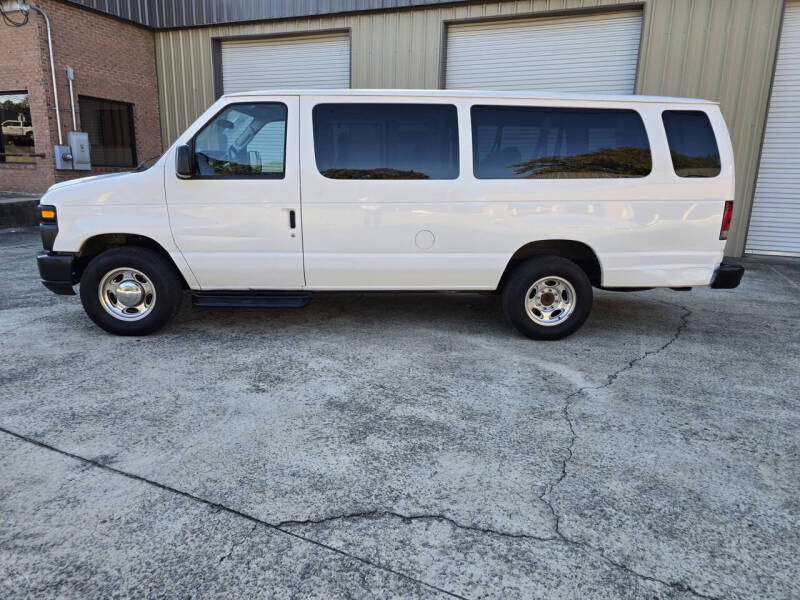 2010 Ford E-Series Econoline Wagon XLT photo 3