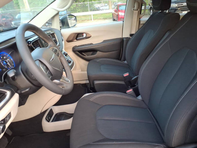 2023 Chrysler Voyager LX
