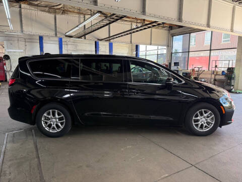 2025 Chrysler Pacifica Select
