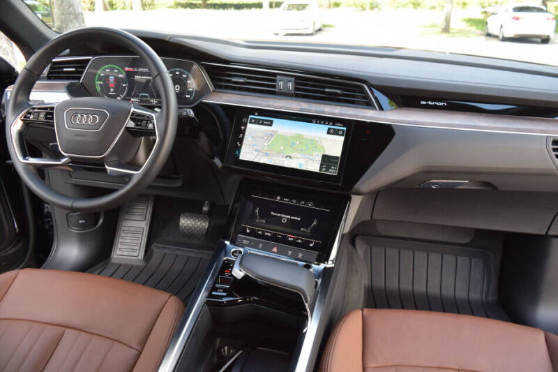 2022 Audi e-tron quattro Premium