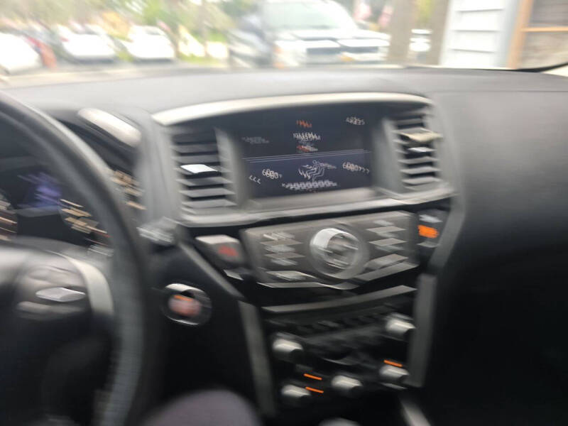 2017 Nissan Pathfinder SV