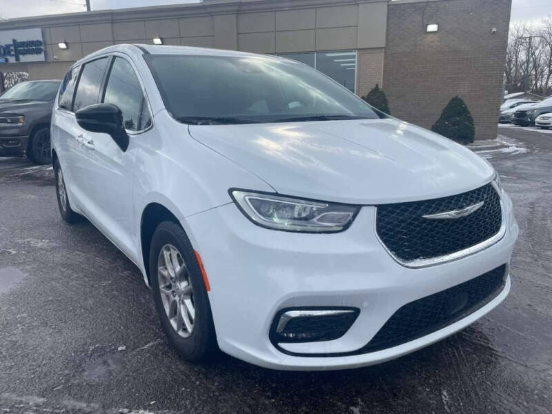 2025 Chrysler Pacifica Select