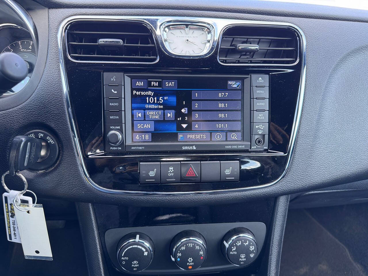 2014 Chrysler 200 9