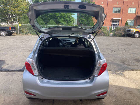 2013 Toyota Yaris 5-Door LE