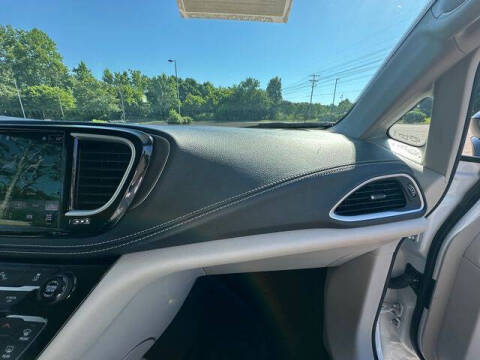 2024 Chrysler Pacifica Plug-In Hybrid Select