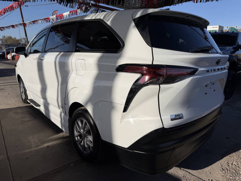 2022 Toyota Sienna LE 8-Passenger