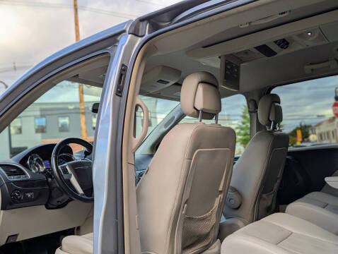 2013 Chrysler Town and Country Touring