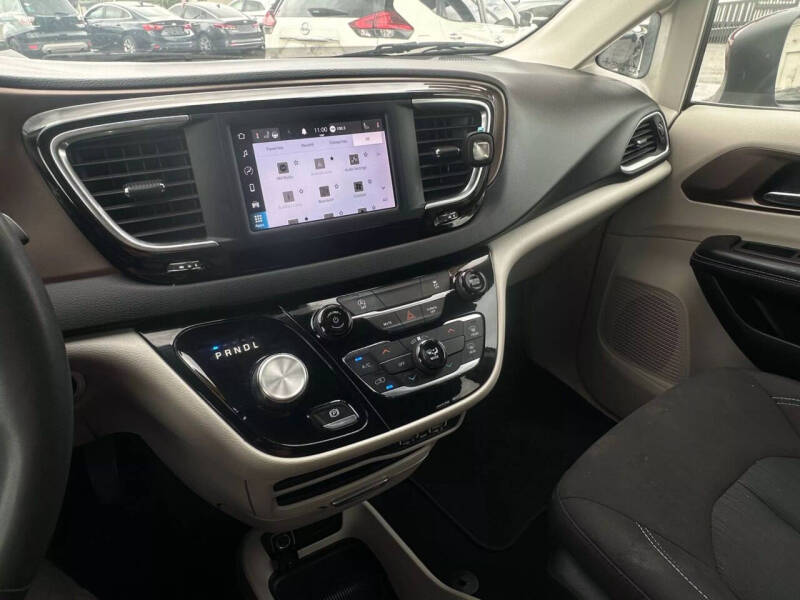 2023 Chrysler Voyager LX