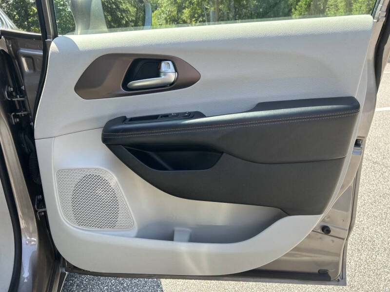 2017 Chrysler Pacifica Touring-L