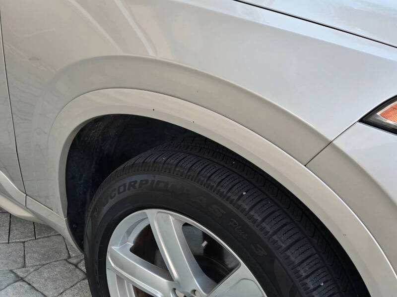 2016 Volvo XC90 T8 eAWD Momentum