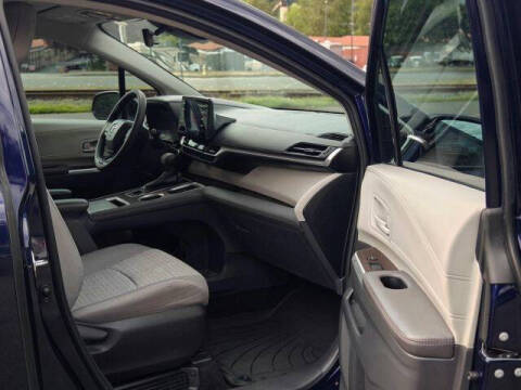 2023 Toyota Sienna LE 8-Passenger