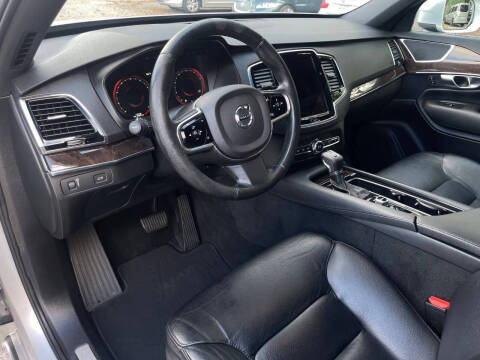 2016 Volvo XC90 T6 Momentum