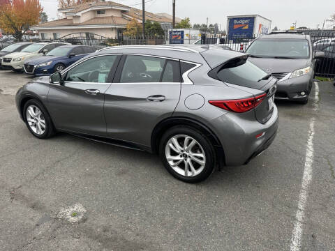 2017 Infiniti QX30 Premium