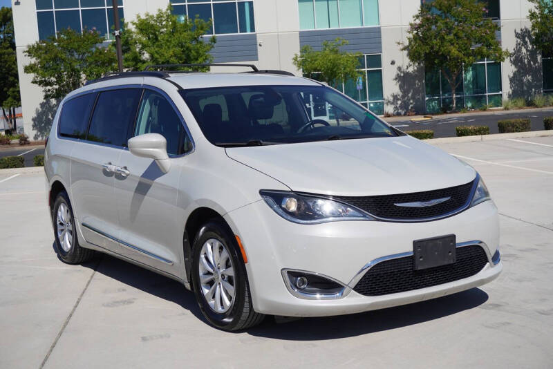 2017 Chrysler Pacifica Touring-L