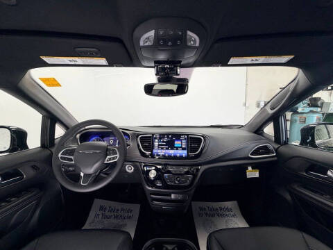 2027 Chrysler Pacifica Select