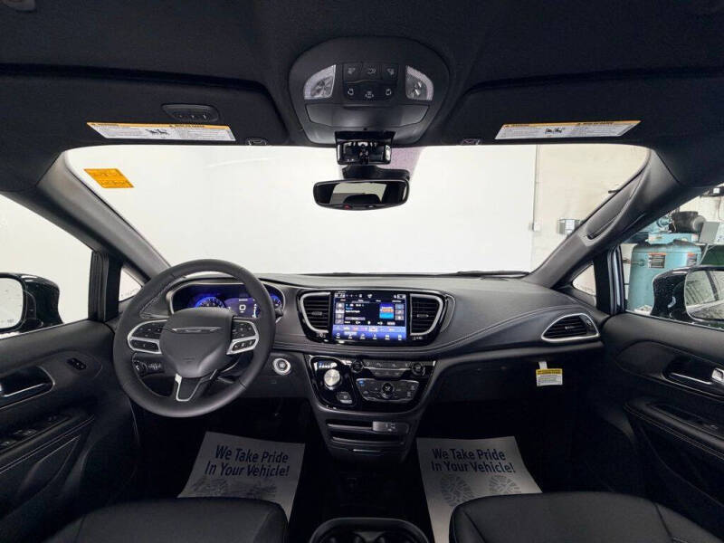 2027 Chrysler Pacifica Select