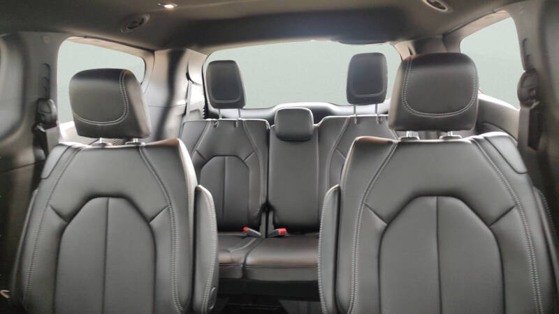 2027 Chrysler Pacifica Select