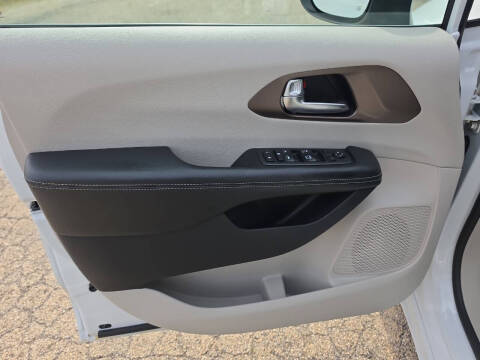 2020 Chrysler Voyager LX