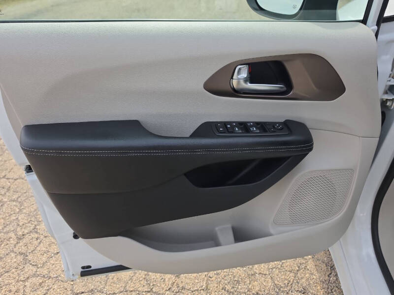 2020 Chrysler Voyager LX
