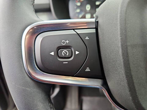 2022 Volvo XC40 T5 Momentum
