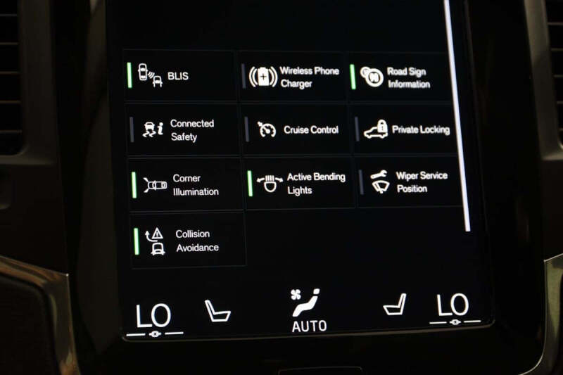 2022 Volvo XC90 T6 Momentum 7-Passenger