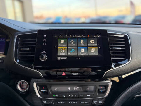 2021 Honda Pilot Touring w/Rear Captain's Chairs