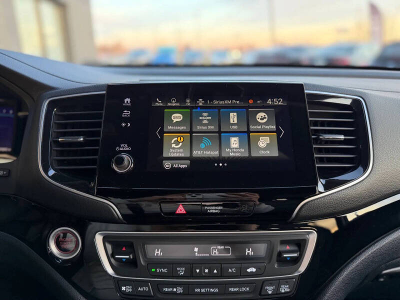 2021 Honda Pilot Touring w/Rear Captain's Chairs