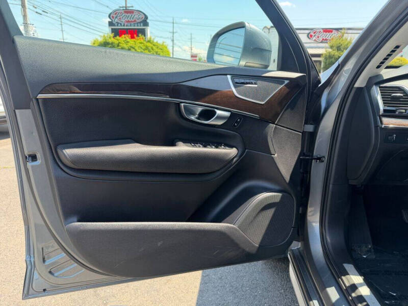 2017 Volvo XC90 T6 Momentum