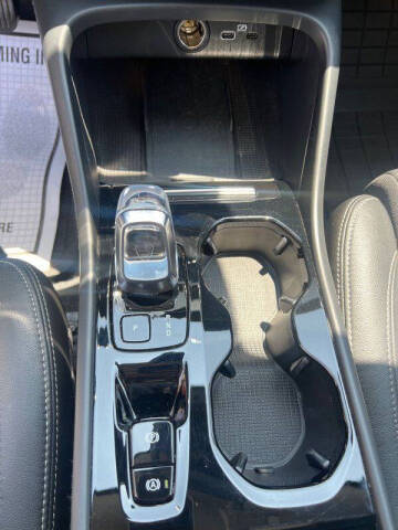 2024 Volvo XC40 B5 Plus Bright Theme