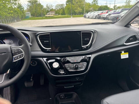 2027 Chrysler Pacifica Select