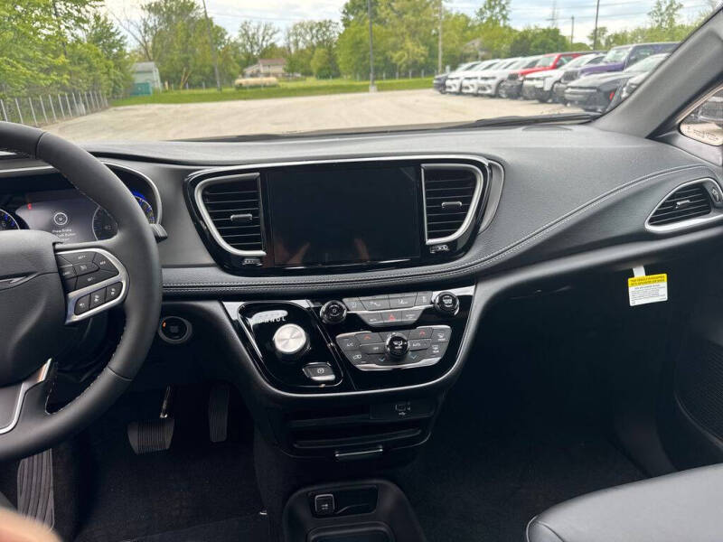 2027 Chrysler Pacifica Select