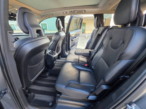 2016 Volvo XC90 T6 Momentum