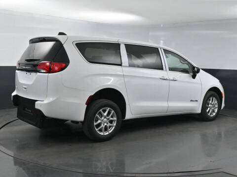 2025 Chrysler Voyager LX