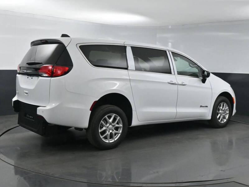 2025 Chrysler Voyager LX