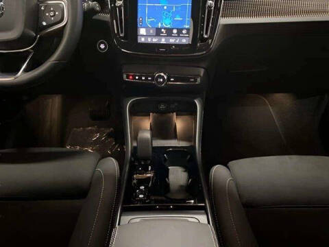 2025 Volvo XC40 B5 Plus Dark Theme
