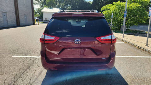 2017 Toyota Sienna XLE 8-Passenger