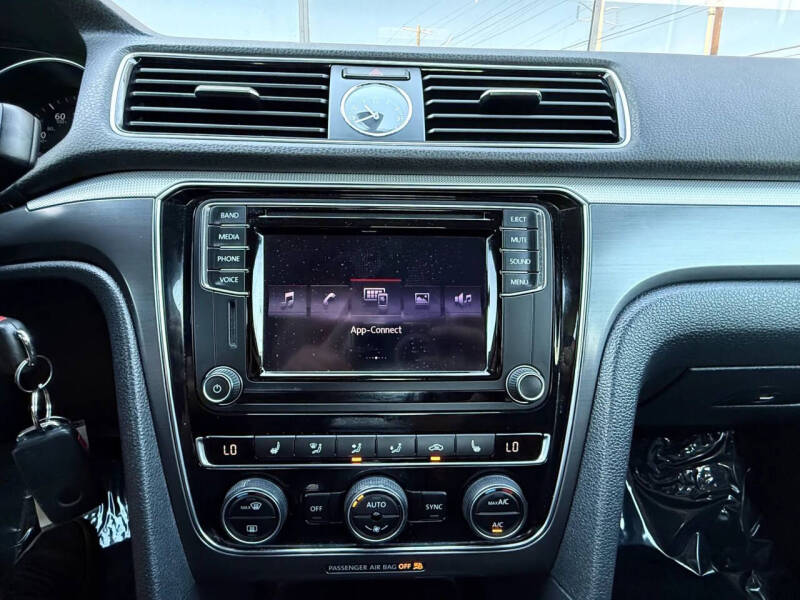 2017 Volkswagen Passat 1.8T R-Line