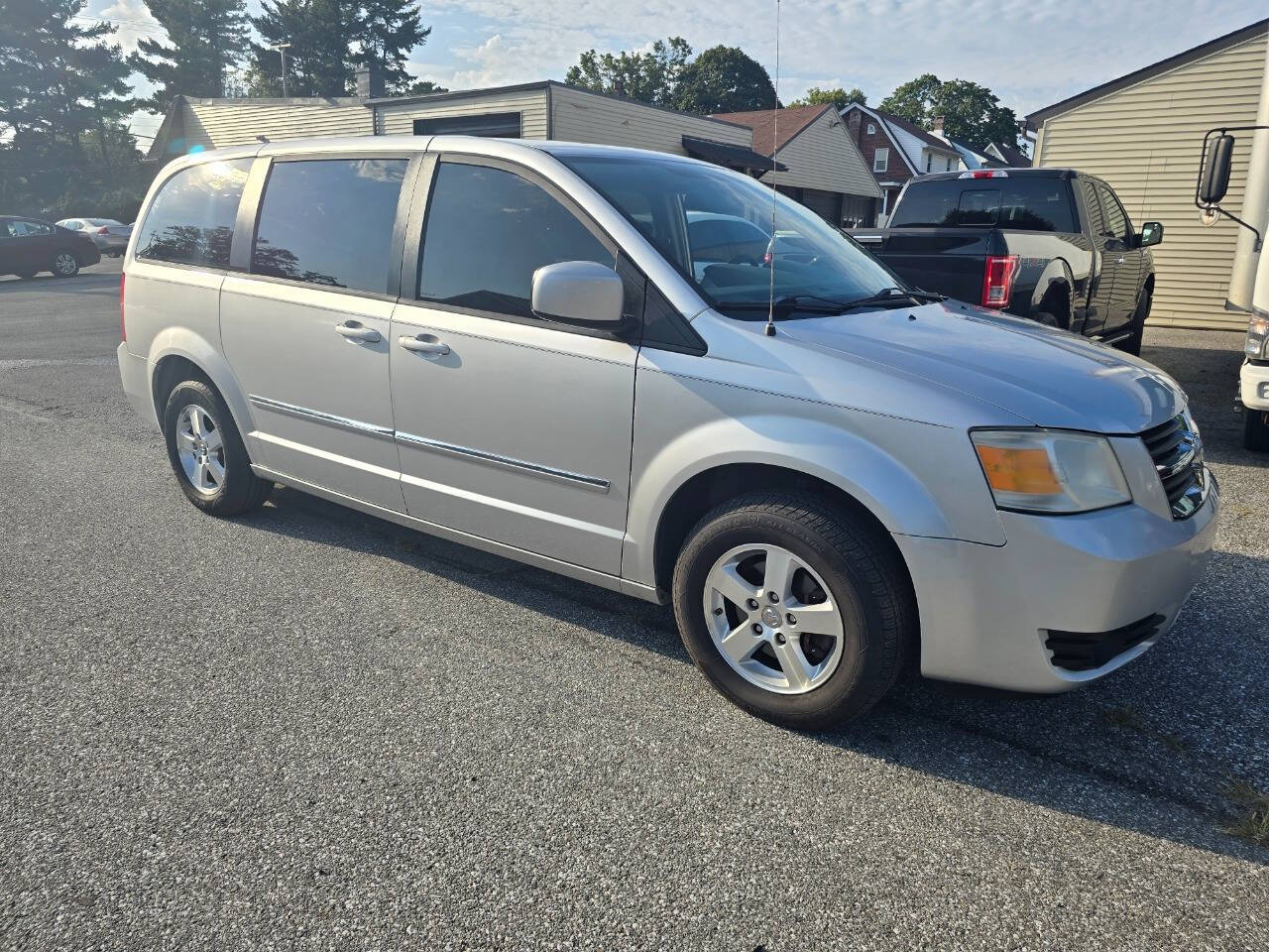 2008 Dodge Grand Caravan for sale at QUEENSGATE AUTO SALES in York, PA